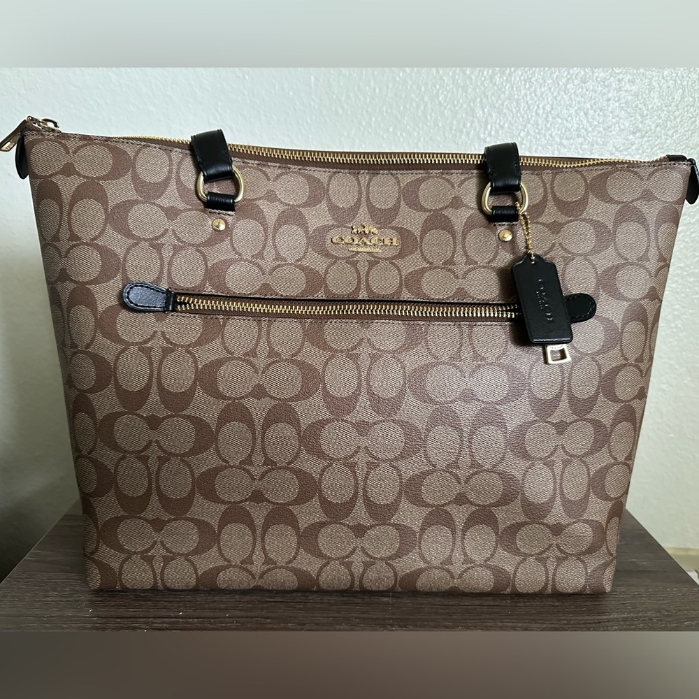 Gallery Tote In Signature Canvas